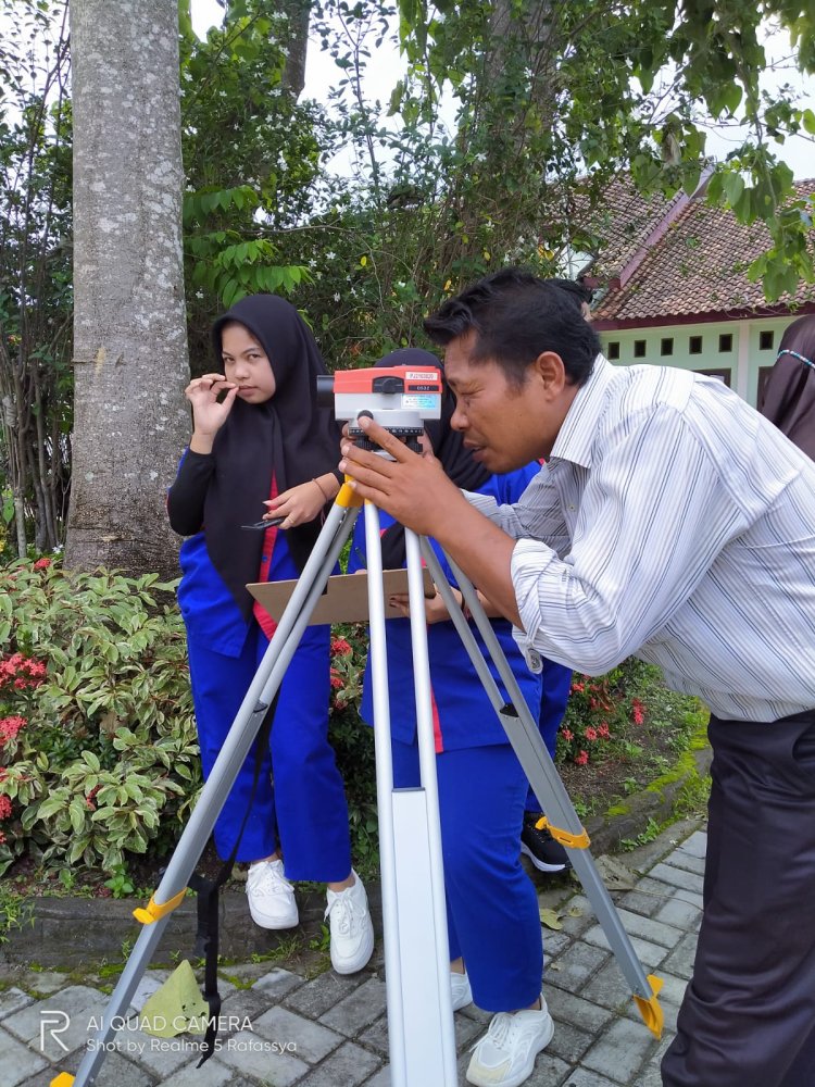 Penggunaan Aplikasi Perangkat Lunak AutoCAD  dan Alat Ukur Digital pada Program Keahlian Teknik Konstruksi dan Properti