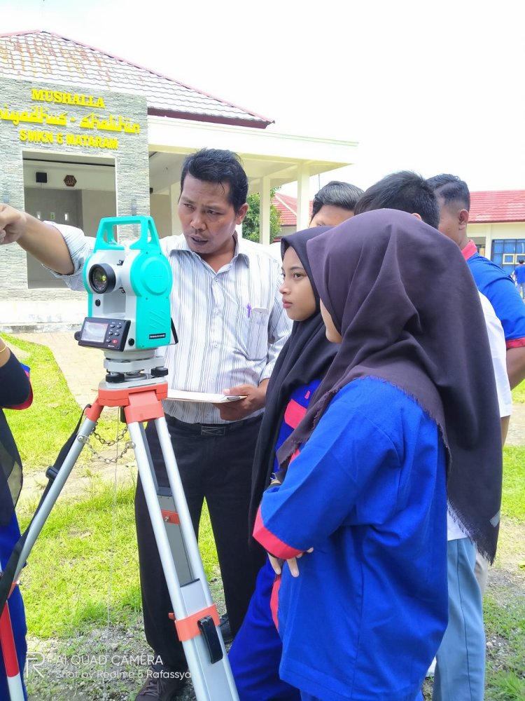 Penggunaan Aplikasi Perangkat Lunak AutoCAD  dan Alat Ukur Digital pada Program Keahlian Teknik Konstruksi dan Properti