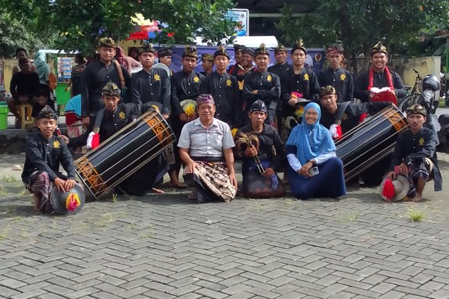ATRAKSI SENI DARI BENGKEL SENI “SeFREKUENSI” SMK NEGERI 6 MATARAM DALAM PEMBUKAAN KEGIATAN PORPROV NTB CABANG PETANQUE