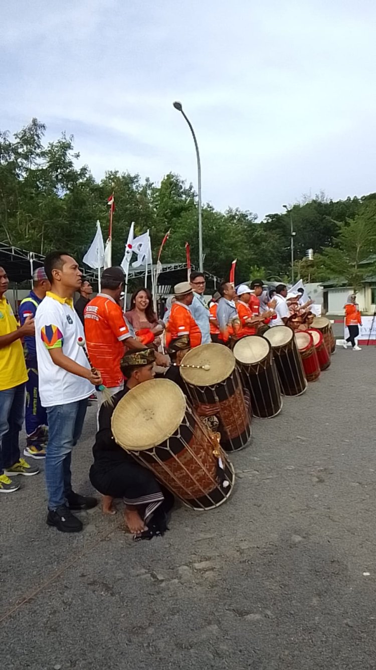 ATRAKSI SENI DARI BENGKEL SENI “SeFREKUENSI” SMK NEGERI 6 MATARAM DALAM PEMBUKAAN KEGIATAN PORPROV NTB CABANG PETANQUE