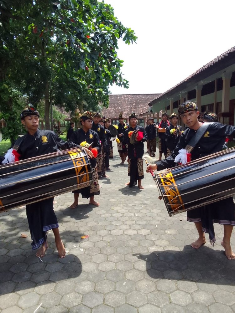 ATRAKSI SENI DARI BENGKEL SENI “SeFREKUENSI” SMK NEGERI 6 MATARAM DALAM PEMBUKAAN KEGIATAN PORPROV NTB CABANG PETANQUE