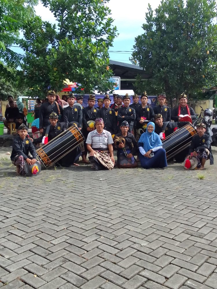 ATRAKSI SENI DARI BENGKEL SENI “SeFREKUENSI” SMK NEGERI 6 MATARAM DALAM PEMBUKAAN KEGIATAN PORPROV NTB CABANG PETANQUE