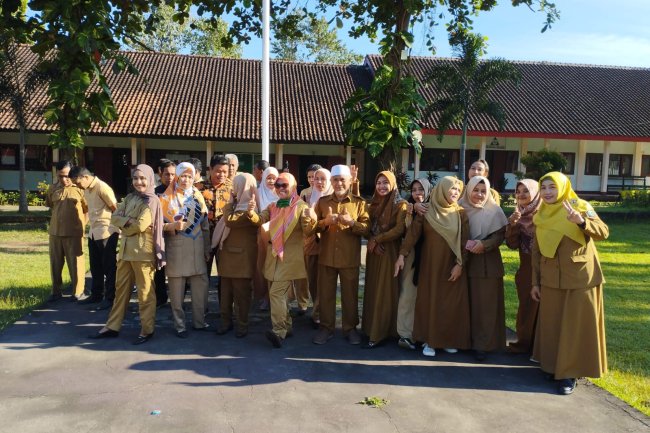 SMK NEGERI 6 MATARAM MELAKSANAKAN UPACARA HARI PERTAMA MASUK SEKOLAH TAHUN PELAJARAN 2023/2024