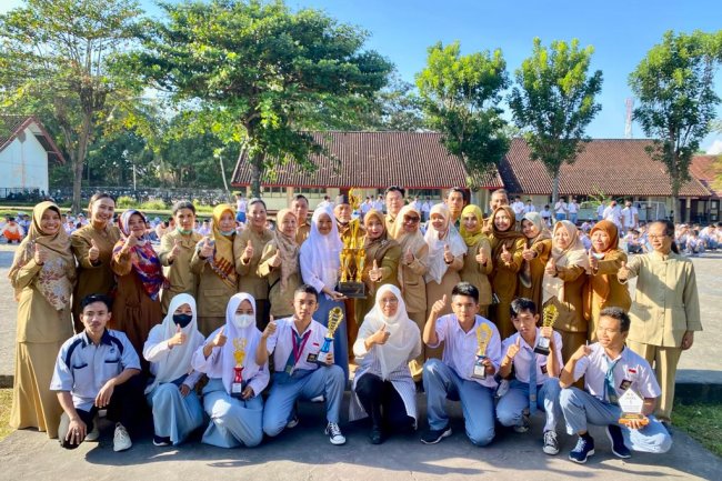 UPACARA BENDERA SMK NEGERI 6 MATARAM SENIN 17 JULI TAHUN 2023