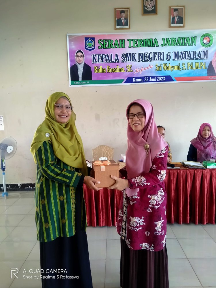 SERAH TERIMA JABATAN KEPALA SMK NEGERI 6 MATARAM RIDHA ROSALINA, SE KEPADA SRI WAHYUNI,S.Pd,. M.Pd