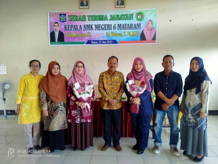 SERAH TERIMA JABATAN KEPALA SMK NEGERI 6 MATARAM RIDHA ROSALINA, SE KEPADA SRI WAHYUNI,S.Pd,. M.Pd