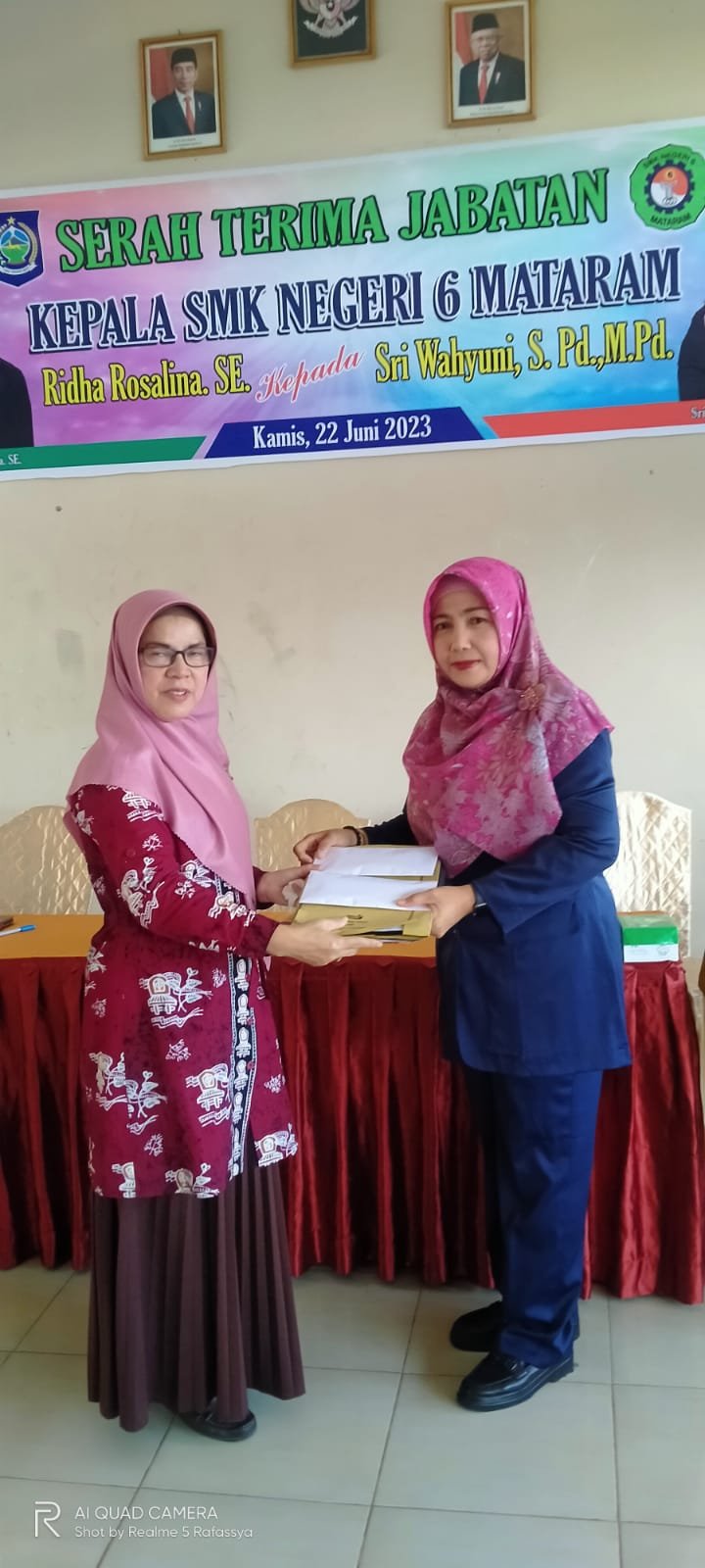 SERAH TERIMA JABATAN KEPALA SMK NEGERI 6 MATARAM RIDHA ROSALINA, SE KEPADA SRI WAHYUNI,S.Pd,. M.Pd