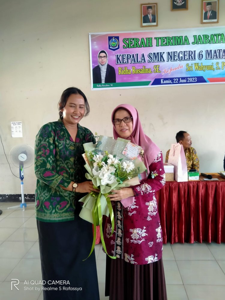 SERAH TERIMA JABATAN KEPALA SMK NEGERI 6 MATARAM RIDHA ROSALINA, SE KEPADA SRI WAHYUNI,S.Pd,. M.Pd