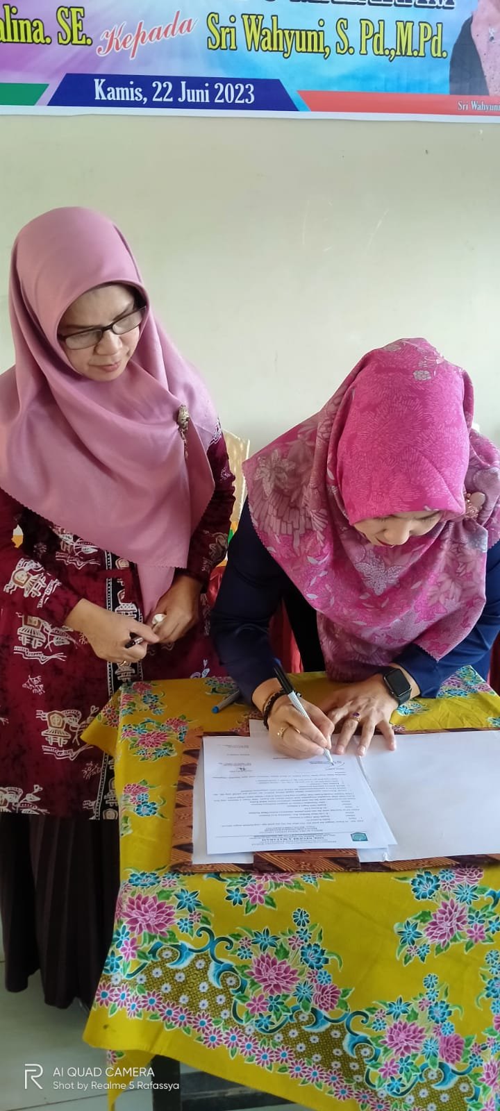 SERAH TERIMA JABATAN KEPALA SMK NEGERI 6 MATARAM RIDHA ROSALINA, SE KEPADA SRI WAHYUNI,S.Pd,. M.Pd