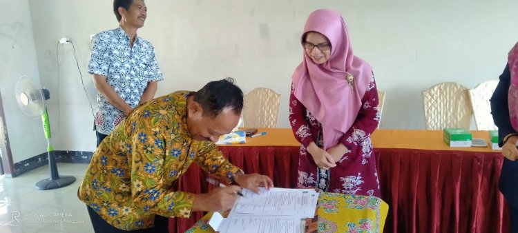 SERAH TERIMA JABATAN KEPALA SMK NEGERI 6 MATARAM RIDHA ROSALINA, SE KEPADA SRI WAHYUNI,S.Pd,. M.Pd