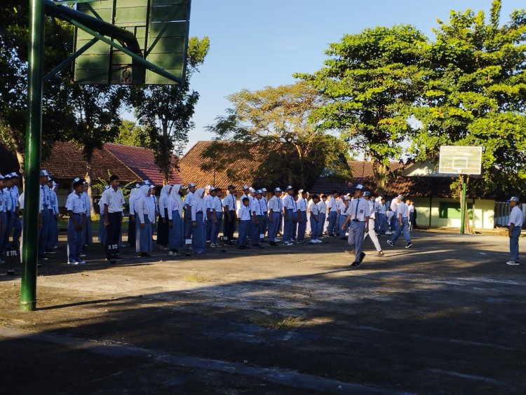 SMK NEGERI 6 MATARAM MELAKSANAKAN UPACARA HARI PERTAMA MASUK SEKOLAH TAHUN PELAJARAN 2023/2024