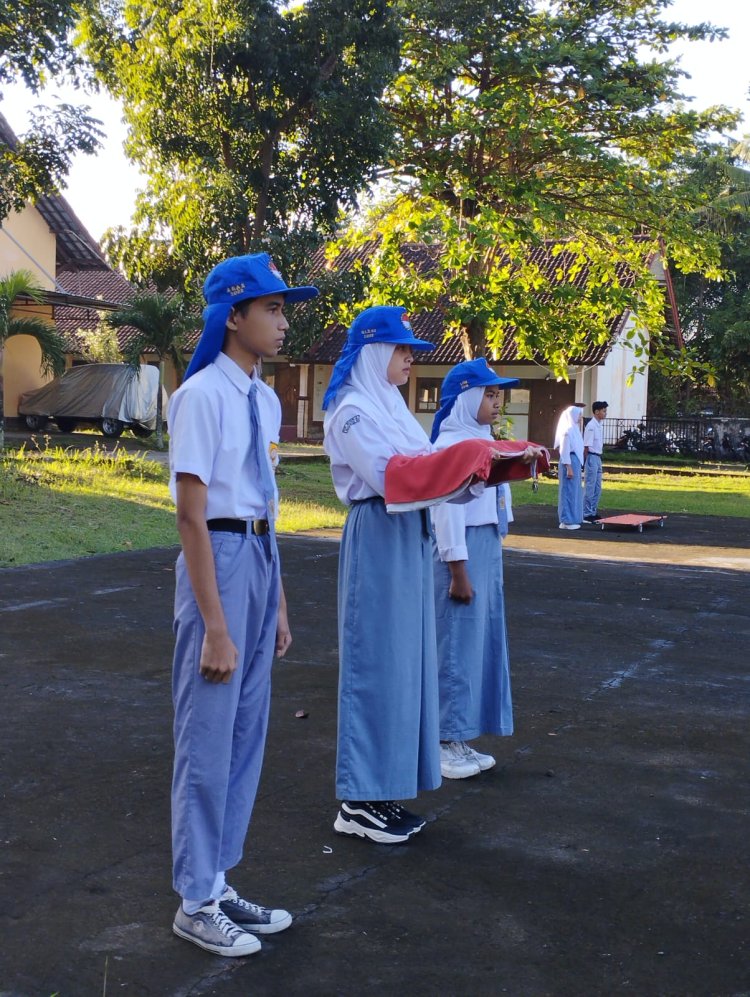 SMK NEGERI 6 MATARAM MELAKSANAKAN UPACARA HARI PERTAMA MASUK SEKOLAH TAHUN PELAJARAN 2023/2024