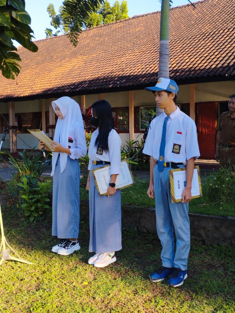 SMK NEGERI 6 MATARAM MELAKSANAKAN UPACARA HARI PERTAMA MASUK SEKOLAH TAHUN PELAJARAN 2023/2024