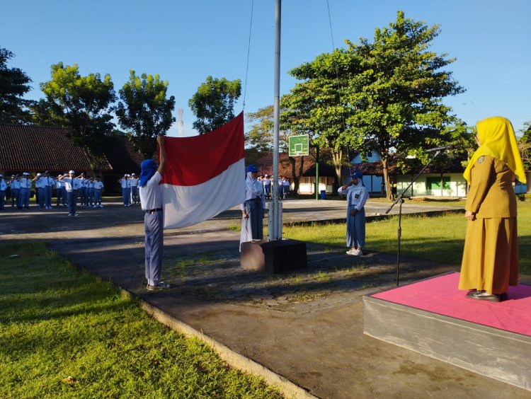 SMK NEGERI 6 MATARAM MELAKSANAKAN UPACARA HARI PERTAMA MASUK SEKOLAH TAHUN PELAJARAN 2023/2024