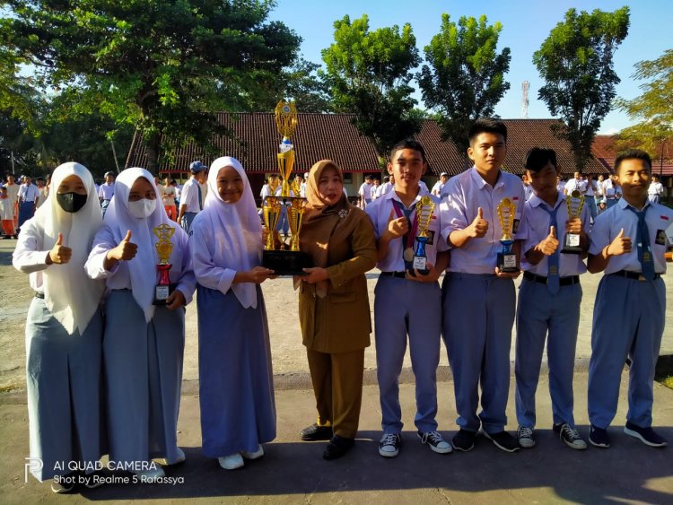 UPACARA BENDERA SMK NEGERI 6 MATARAM SENIN 17 JULI TAHUN 2023
