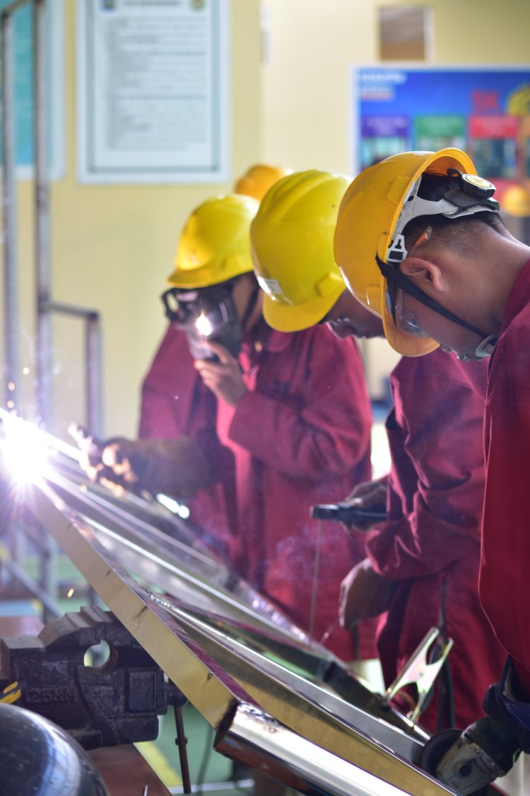 SMKN 6 Mataram Dukung Home Industri Lewat Kompetensi Keahlian Teknik Pengelasan